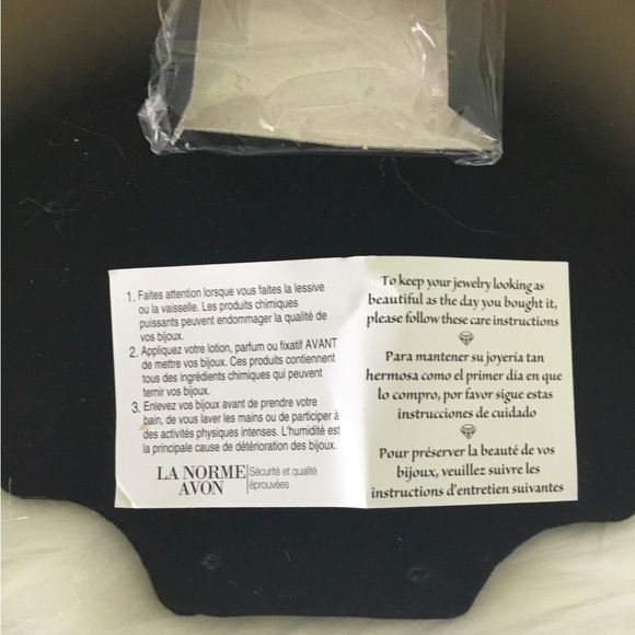 Avon Uniquely Designed Goldtone teardrop earrings - Picture 4 of 8